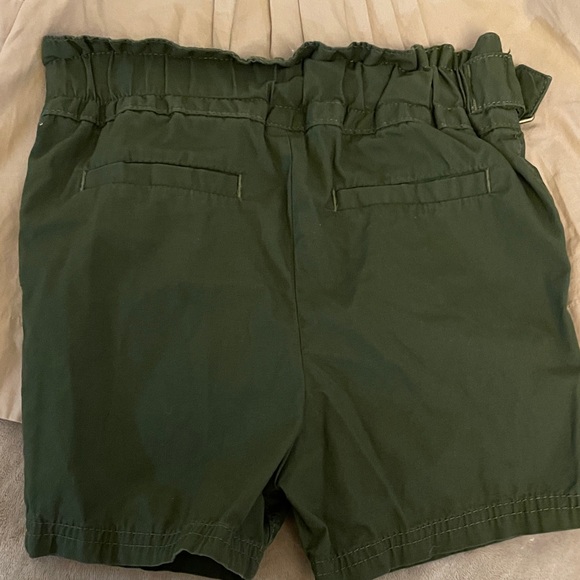 Banana Republic Baby 4T Beige Button-Up Shirt and Green Shorts Set - Picture 5 of 7